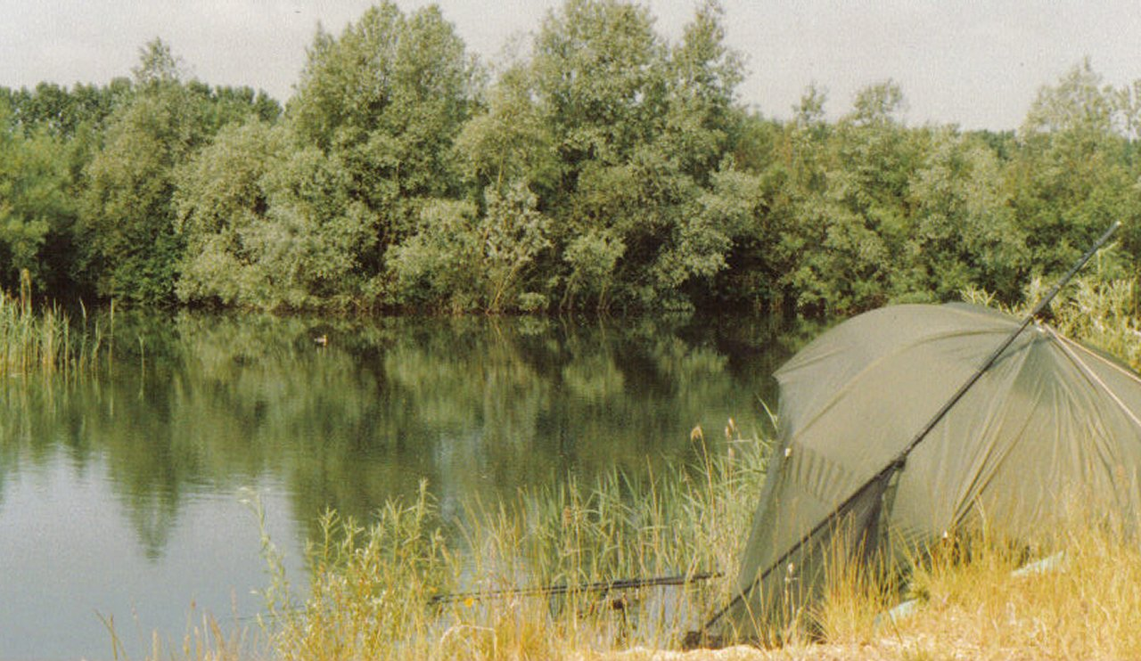 Brackhill lake 1985 (The reedy back bay) (That's a Dave Barnes Aqua shed too! one of the very first Bivvies)